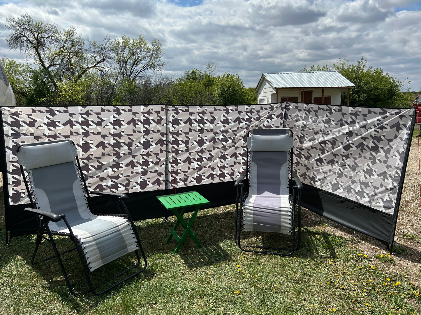 YXE Windbreak Privacy Screen -Geometric design