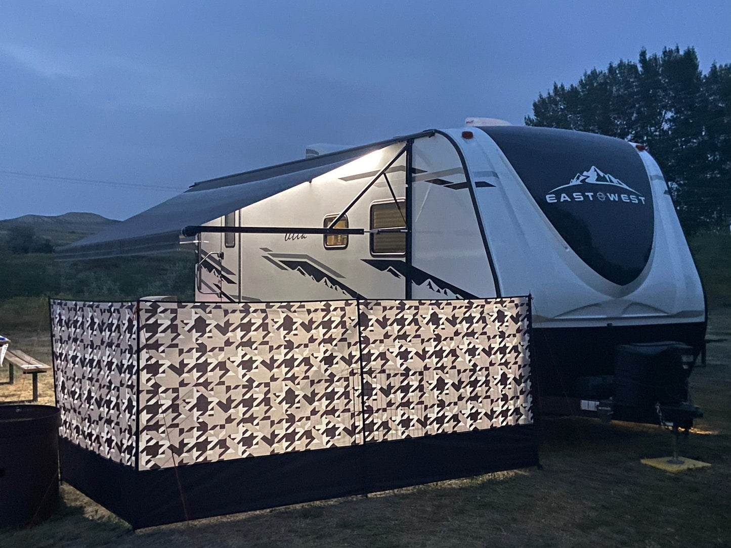 YXE Windbreak Privacy Screen -Geometric design