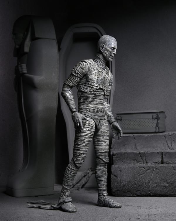 Universal Monsters Ultimate Mummy (Black & White) Figure