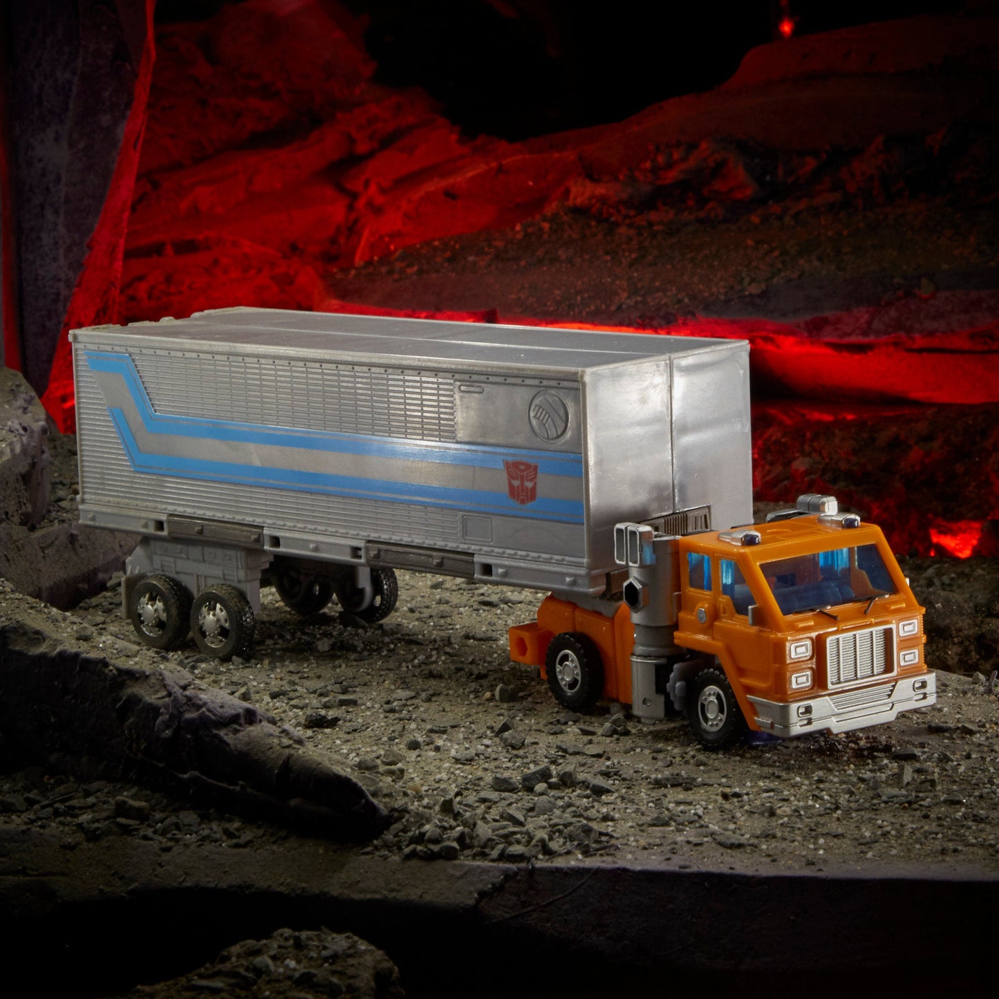 Transformers Toys Generations War for Cybertron: Kingdom Deluxe WFC-K16 Huffer