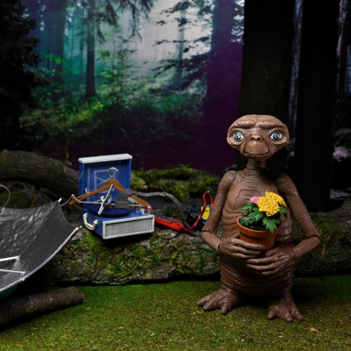 NECA 40th Anniversary Ultimate Deluxe E.T. with LED Light-up Chest