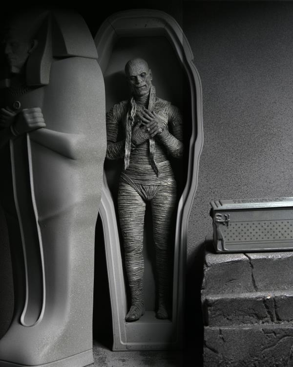 Universal Monsters Ultimate Mummy (Black & White) Figure