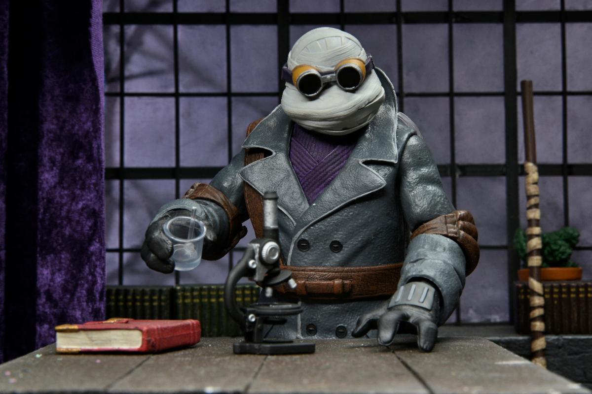 Neca - Universal Monsters x Teenage Mutant Ninja Turtles - Ultimate Donatello as The Invisible Man