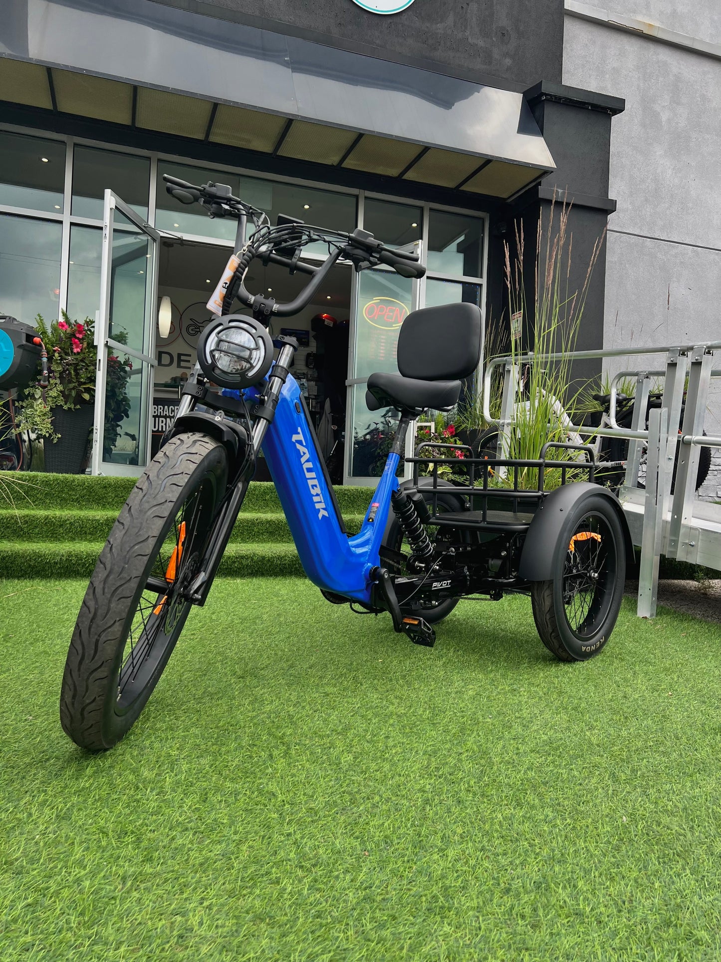 2025 Taubik PIVOT Electric Trike