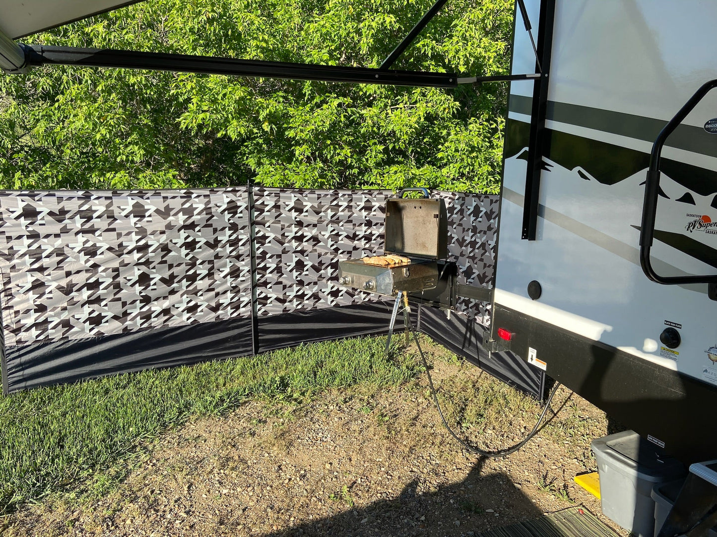 YXE Windbreak Privacy Screen -Geometric design