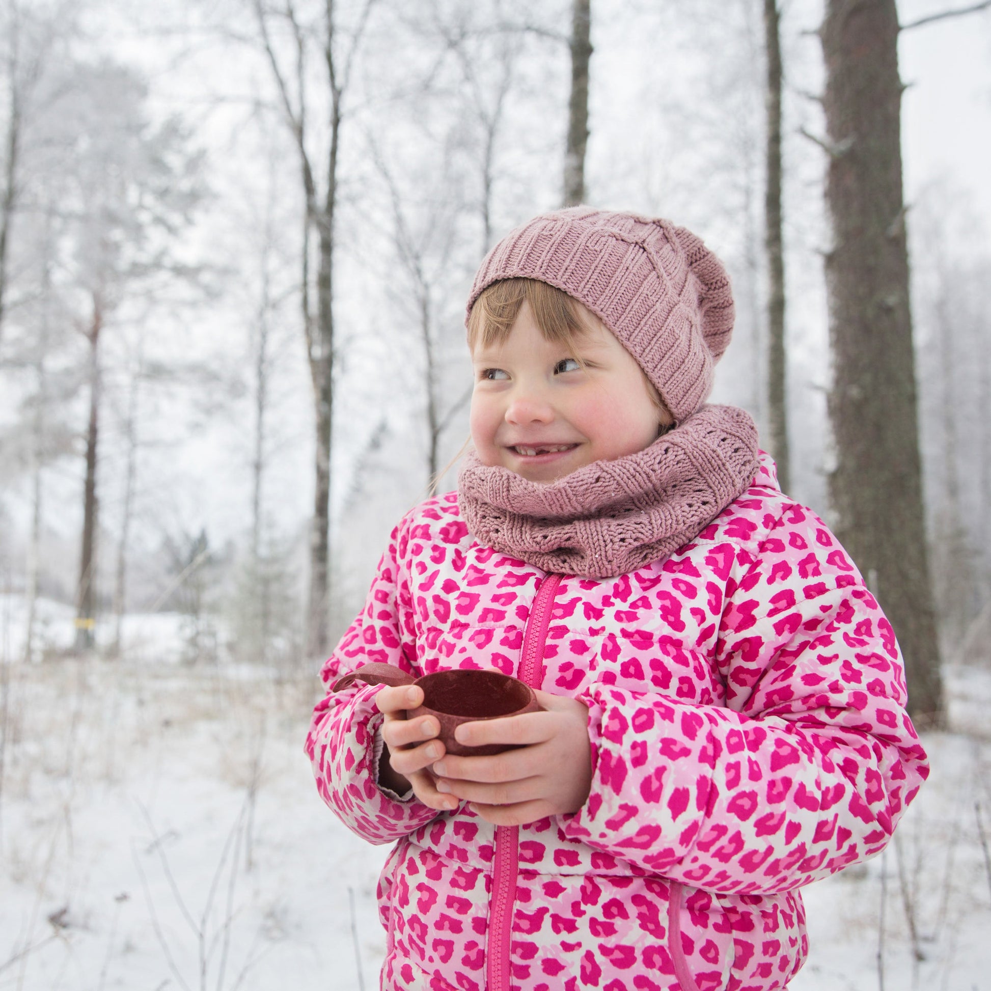 https://cdn.shopify.com/s/files/1/0813/4882/1276/files/Kupilka_cup_12_Cranberry_girl-1_hr.jpg?v=1754912785