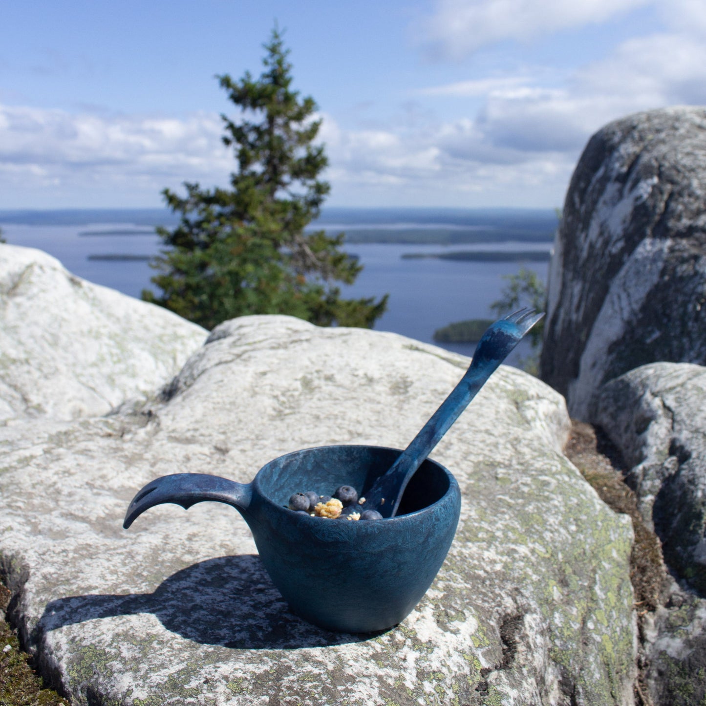 https://cdn.shopify.com/s/files/1/0813/4882/1276/files/Kupilka_cup_37_Blueberry_spork_205-2.jpg?v=1750689992