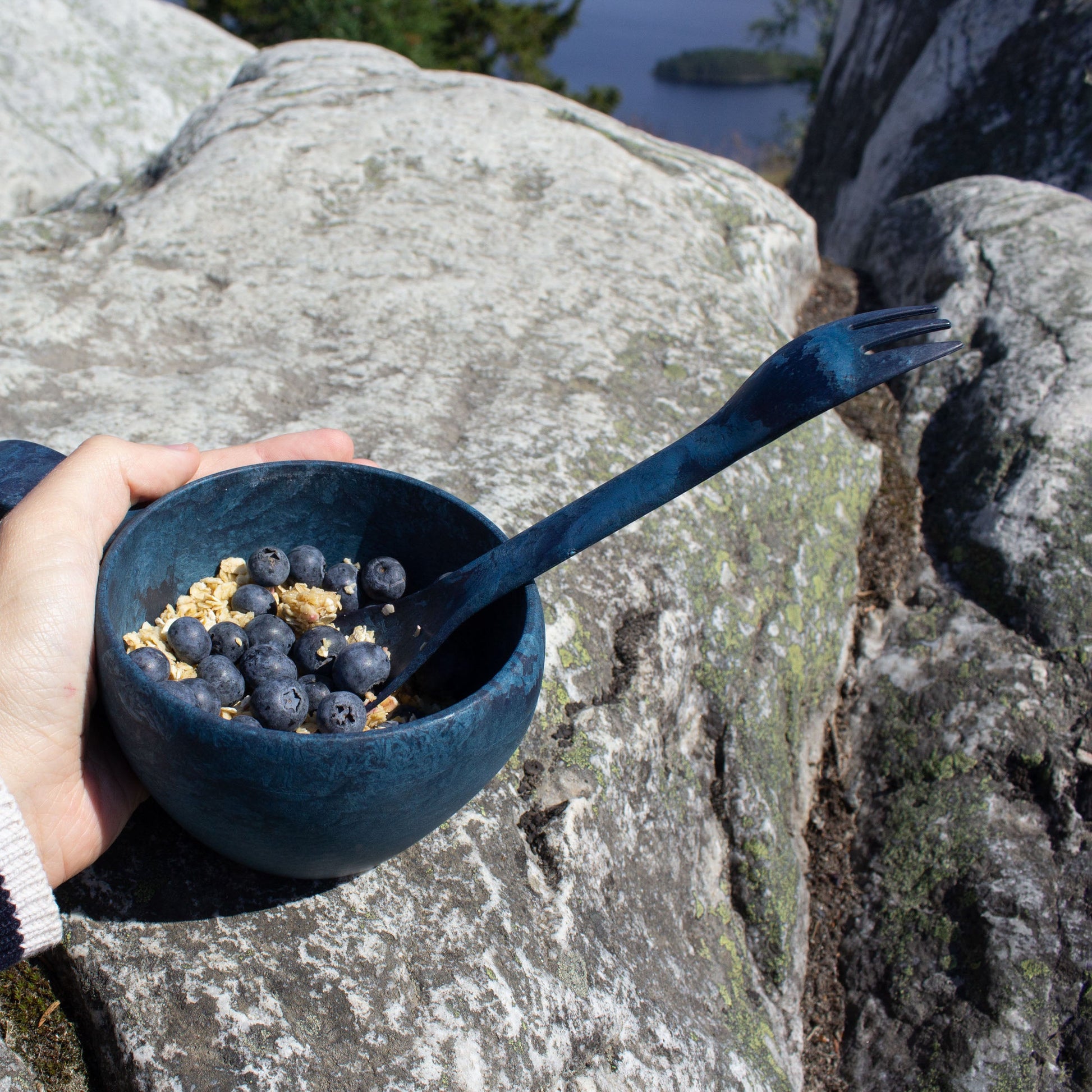 https://cdn.shopify.com/s/files/1/0813/4882/1276/files/Kupilka_cutlery_spork205_Blueberry_cup_37.jpg?v=1698324768