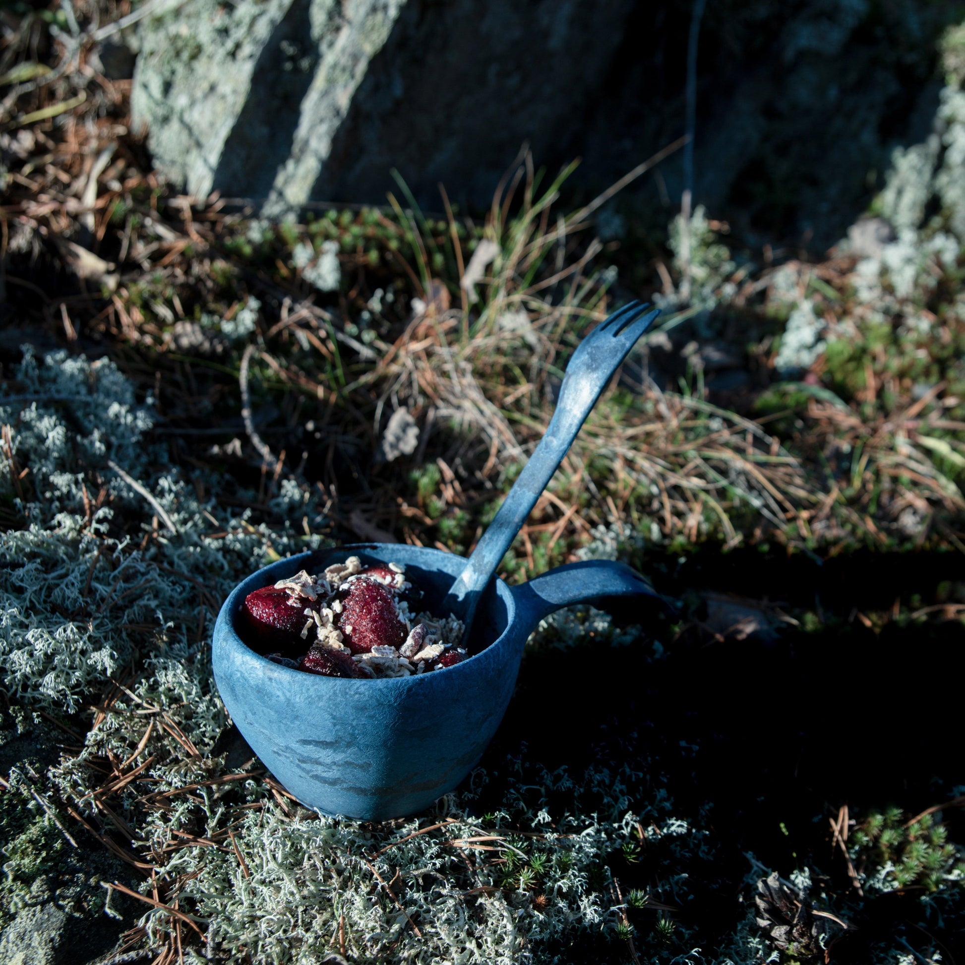 https://cdn.shopify.com/s/files/1/0813/4882/1276/files/Kupilka_cutlery_spork225_blueberry_blue_cup_37.jpg?v=1754301219