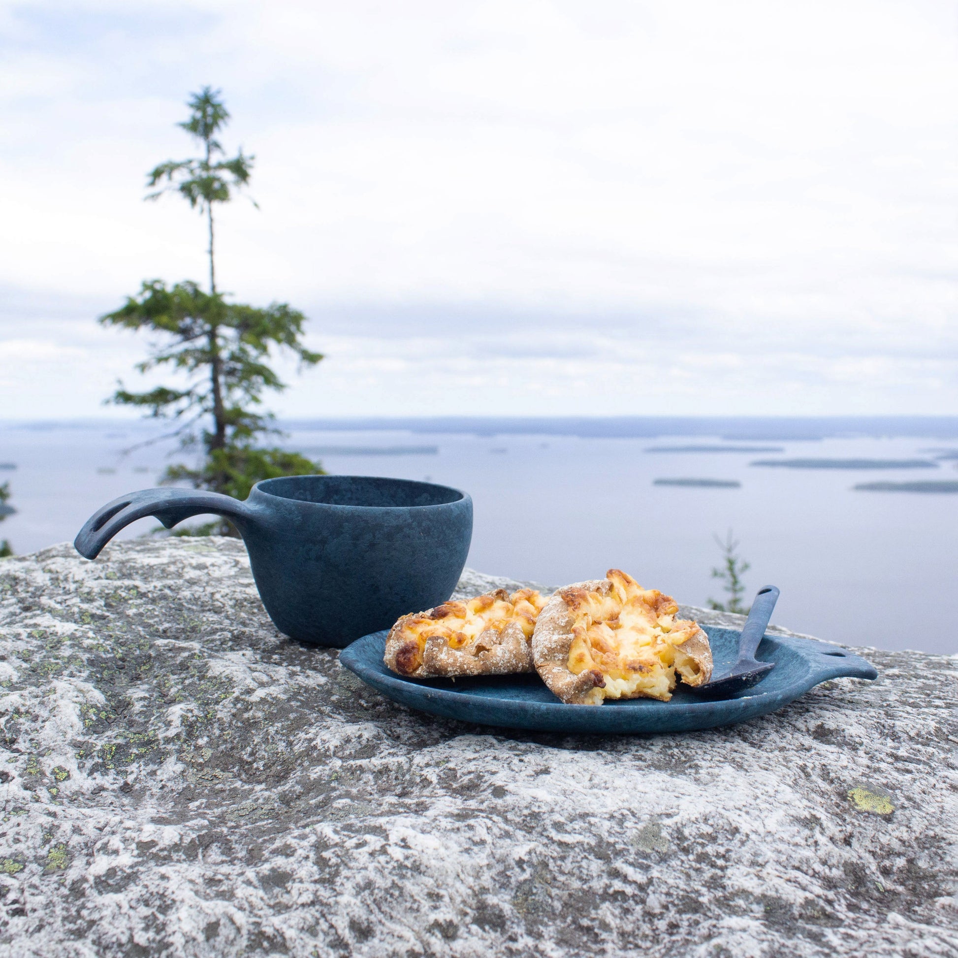 https://cdn.shopify.com/s/files/1/0813/4882/1276/files/Kupilka_plate_14_Blueberry_cup_12_little_spoon.jpg?v=1698661755
