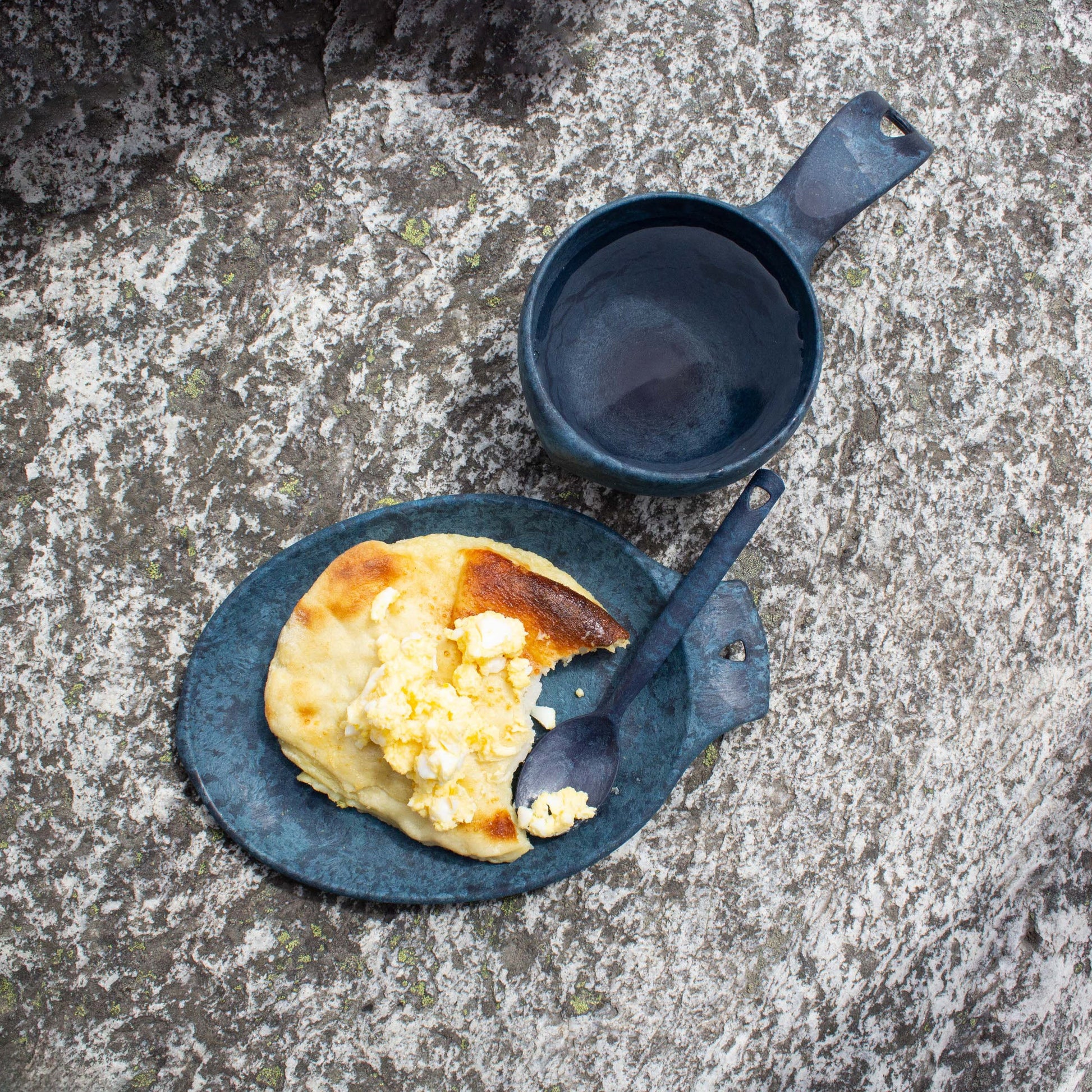 https://cdn.shopify.com/s/files/1/0813/4882/1276/files/Kupilka_plate_14_Blueberry_cup_21_little_spoon.jpg?v=1698661755
