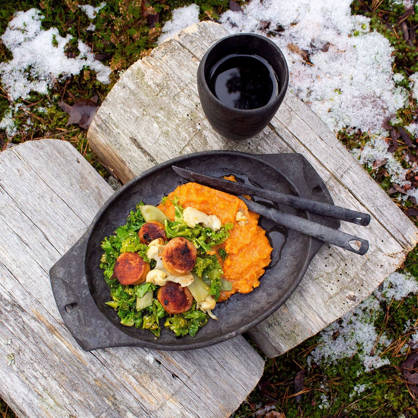 https://cdn.shopify.com/s/files/1/0813/4882/1276/files/Kupilka_plate_44_Kelo_cup_30_cutlery.jpg?v=1750690201