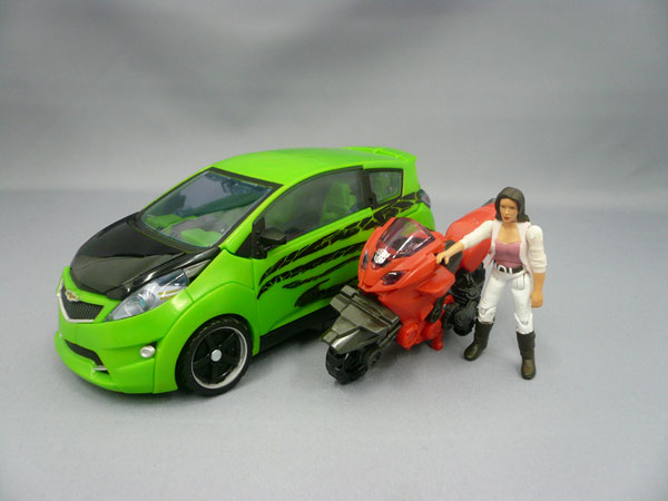 Transformers Movie - Revenge of the Fallen (ROTF) Human Alliance: Autobot Skids with Arcee and Mikaela Banes