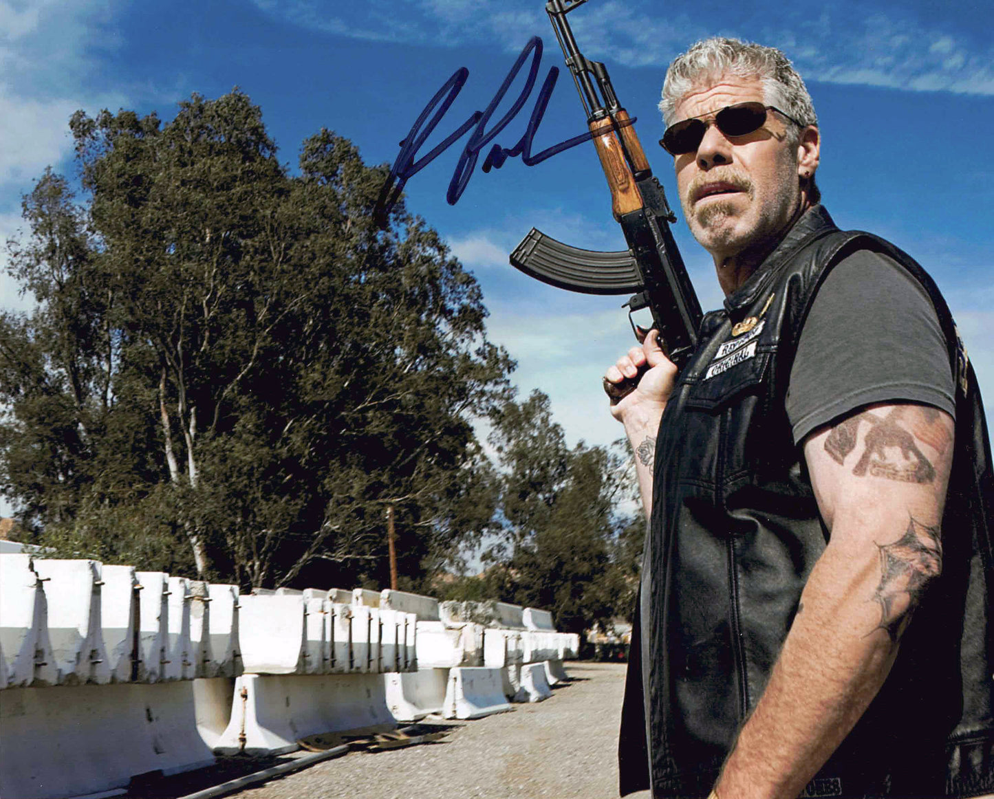 RON PERLMAN SIGNED SONS OF ANARCHY CLAY MORROW AK-47 8" X 10" PHOTO – AUTHENTIC OUTLAW BIKER AUTOGRAPH